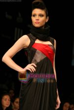 Model walks the ramp for Arjun Show at Lakme Winter fashion week day 4 on 20th Sept 2010 (68).JPG